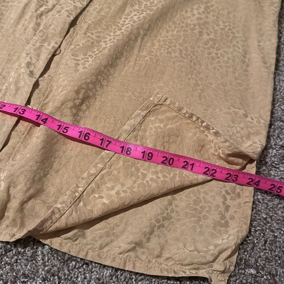 The Avenue 100% silk light gold animal pattern extra-long button-down (14/16) - Picture 9 of 10